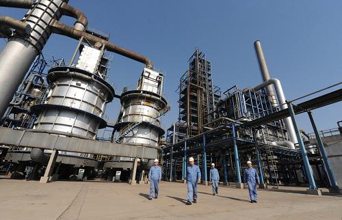 石化工人煉油增產(chǎn)保障市場供應(yīng)